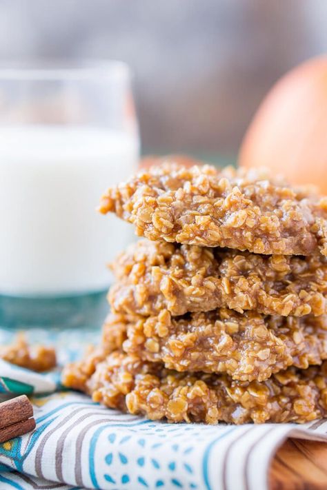 These Pumpkin No Bake Cookies are crazy delicious and so simple to make! Made with oatmeal, pumpkin spice pudding mix, sugar, butter, and more, these cookies will be a hit at home, the office, or a party! Don't let fall pass you by without making a batch! Pumpkin No Bake Cookies, Pumpkin No Bake, Pumpkin Spice Pudding, No Bake Cookies Recipe, Pumpkin Cookies Easy, Recipes Pastry, Oatmeal Pumpkin, Easy No Bake Cookies, No Bake Pumpkin