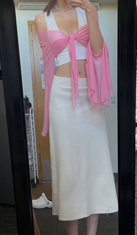 Pink Flowy Skirt, Beach Outfit White, Flowy Skirt Outfit, White Maxi Skirt Outfit, Maxi Skirt Outfit, White Maxi Skirt, Colorful Outfits, White Maxi Skirts, Maxi Skirt Outfits