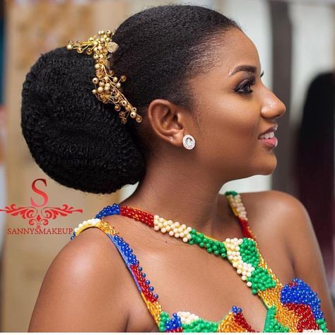 African Sweetheart Weddings💒💍 on Instagram: “So so beautiful 😍 Glam @sannysmakeup 💄 . #africansweetheartweddings #bride #ghanawedding #kente” Afro Wedding Hairstyles, African Wedding Hairstyles, Natural Hair Wedding, Natural Wedding Hairstyles, Natural Hair Bride, Wedding Guest Hairstyles, Pelo Afro, Black Bride, Natural Hair Updo