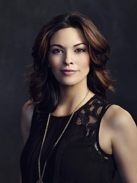 Alana de la Garza - Born: June 18, 1976 (age 41), Columbus, OH Height: 5′ 9″ Alana Delagarza, Art Corner, Girl Celebrities, Belleza Natural, Cut And Color, Celebrities Female, Columbus, Pretty Woman, Medium Hair Styles