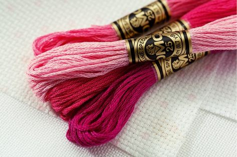 How many strands of thread for cross stitch? - Gathered Anchor Cross Stitch, Counted Cross Stitch Patterns Free, Cross Stitch Beginner, Dmc Cross Stitch, Sew Projects, Blackwork Embroidery, Cross Stitch Thread, Cat Cross Stitch Pattern, Cross Stitch Needles