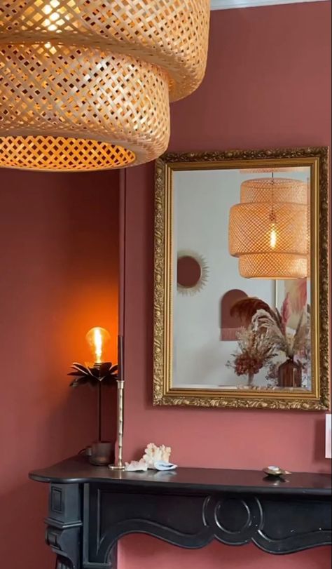 Dark Pink Interior, Eclectic Terracotta Bedroom, Coral Pink Living Room, Vintage Contemporary Decor Bedroom, Deep Pink Walls, Dark Pink Walls, Teracota Interior, Pink Accent Walls, Deco Rose