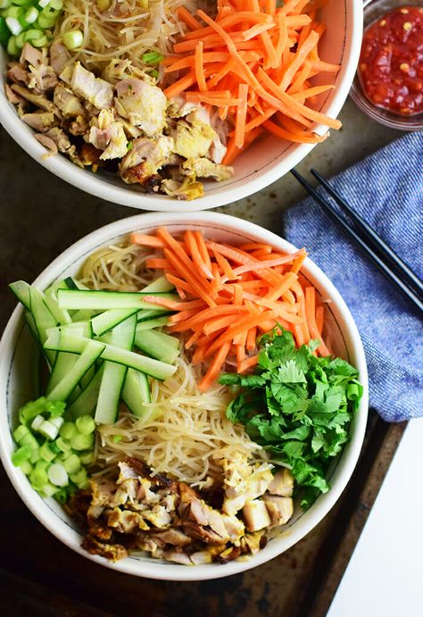 Grilled Chicken Vermicelli Bowls are the perfect meal in a bowl. Made with vermicelli rice noodles, chicken, fresh cilantro, vegetables, and a simple garlic-ginger sauce  #vermicellibowls #gluten-free #chicken Vermicelli Bowl, Vermicelli Recipe, Chicken Vermicelli, Chicken Buns, Vermicelli Recipes, Diner Recept, Grilling Chicken Breast, Quick Weeknight Meals, Yummy Lunches