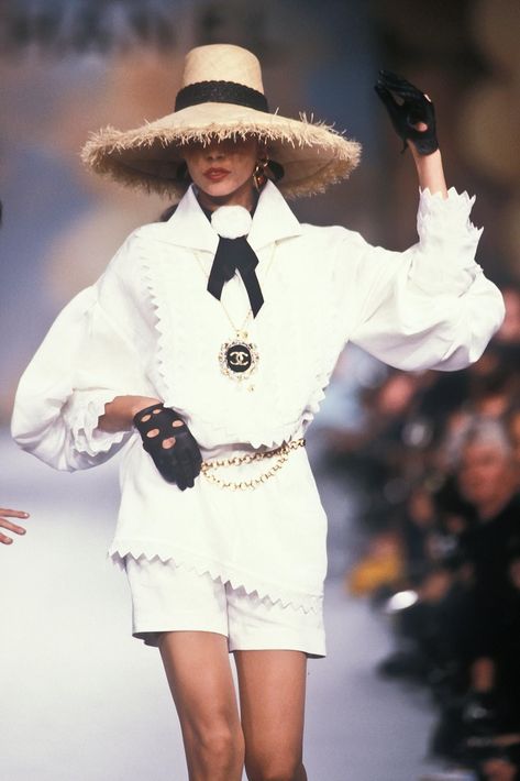 Vintage Runway Fashion, 1980’s Fashion, Chanel Spring Summer, Chanel Runway, Classic Chanel, 90s Runway Fashion, Runway Fashion Couture, Mode Chanel, Chanel Couture