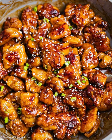 Honey Sriracha Chicken {No Deep Frying} | Shuangy's Kitchensink Sriracha Chicken Recipes, Fried Rice Bowl, Honey Siracha Chicken, Honey Siracha, Paleo Entrees, Chicken Cubes, Honey Sriracha Sauce, Healthy Chinese Recipes, Honey Sriracha Chicken