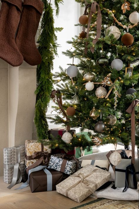 Mcgee And Co Christmas, Modern Jul, Diy Jul, Holiday Lookbook, Neutral Christmas Decor, Modern Christmas Tree, Christmas Tree Inspiration, Christmas Inspo, Studio Mcgee