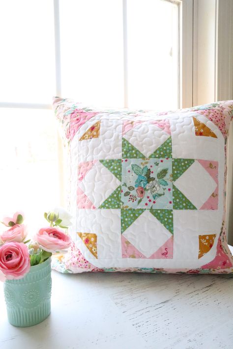 Moonlight Serenade Free Pillow Pattern - Free Stardust Pillow Pattern Quilt Pillow Case, Moonlight Serenade, Quilted Pillows, Fun Throw Pillows, Quilted Pillow Covers, Throw Pillow Pattern, Pillow Covers Pattern, Diy Pillow Covers, Crochet Cushion