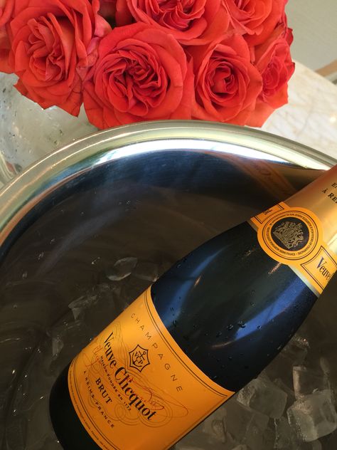 Yellow Veuve Clicquot + red roses = happiness Veuve Clicquot Rose, Super Rich Kids, Super Rich, Rich Kids, Champagne Bottle, Dream Big, Red Roses, Vision Board, Champagne