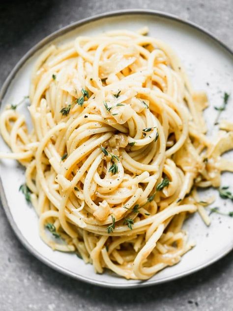 Creamy French Onion Pasta - Cooking for Keeps Onion Spaghetti, Creamy French Onion Pasta, French Onion Pasta, Onion Pasta, Creamy Spaghetti, Carbonara Sauce, Recipe Tiktok, Easy Pasta Dishes, Hamburger Meat Recipes