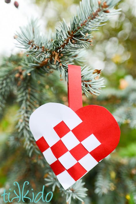 Swedish Paper Hearts Swedish Christmas Traditions, Swedish Christmas Decorations, Sweden Christmas, Hearts Paper Crafts, Norwegian Christmas, Valentine Art, Danish Christmas, Valentine Craft, Scandinavian Christmas Decorations