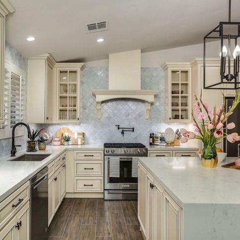 Signature Pearl cabinets from Forevermark are a traditional staple and work perfectly for any kitchen. Don't you agree? 😊 More info:  😊 📷 forevermarkcabinetry ..... #kitchensofinstagram #kitchensofinsta #kitchensofig #interiordesign #hgtv #diy #kitchendesign #kitcheninspo #kitcheninspiration #kitchenremodel #kitchen #kitchenrenovation #kitchenreno #realestate #luxury #luxuryhomes #kitchentransformation #kitchentrends Pearl Kitchen Cabinets, Forevermark Cabinets, Pearl Kitchen, Kitchen Cabinets Pictures, Wooden Kitchen Cabinets, Recessed Cabinet, Rta Kitchen Cabinets, Best Kitchen Cabinets, Online Kitchen Cabinets