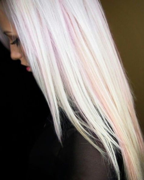 Platinum Blonde Hair With Pink Highlight, Fun Blonde Hair Ideas, Pink Lowlights, Blonde Hair With Pink Highlights, Beige Blond, Pink Blonde Hair, Hair Highlights And Lowlights, White Blonde Hair, Blonde With Pink