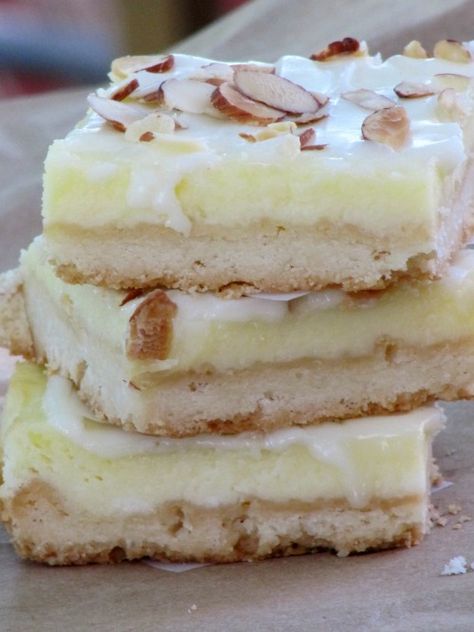 Almond Cheesecake Bars Almond Cheesecake, Cheesecake Banana, Banana Cream Cheesecake, Recipes Banana, Pudding Cheesecake, Banana Pudding Cake, Banana Pudding Cheesecake, Banana Bars, Banana Cheesecake