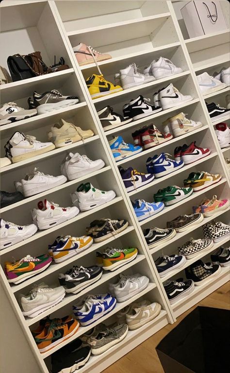 Stile Kylie Jenner, Sneakerhead Room, Sneaker Closet, Shoe Room, Basket Nike, Shoe Wall, Trendy Shoes Sneakers, Jordan Shoes Girls, Jordan Shoes Retro