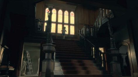 Netflix Haunting of Hill House screenshot - staircase Bisham Manor, Mike Flanagan, Dream House Mansions, The Haunting Of Hill House, Haunting Of Hill House, Real Haunted Houses, Shirley Jackson, The Haunting, Fancy Houses