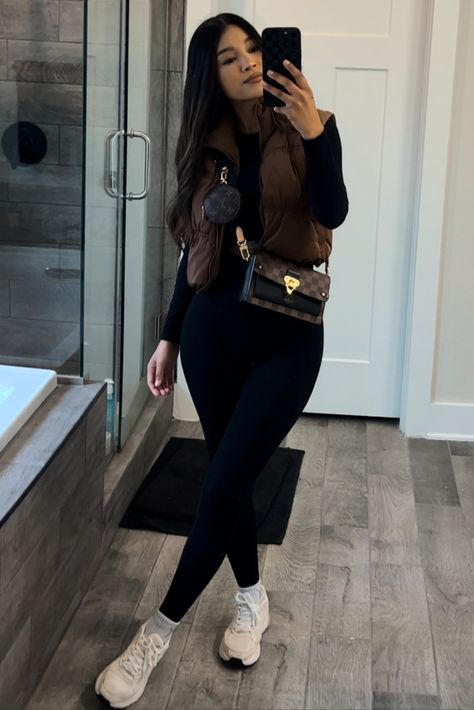 Winter Outfit Women 2024, Fall Outfit With Vest, Inspo Outfits Invierno, Winter Womens Outfits, Fall Thanksgiving Outfits, Cropped Vest Outfit, Cold Outfits Winter, Basic Fall Outfits, Fall Vacation Outfits