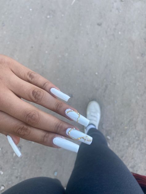 Nails With Rosary Design, Rosary Nails Acrylic, White Virgin Mary Nails, Rosary On Nails, Rosary Nails Designs, White Nails With Cross, Confirmation Nails, Rosary Nails, Rosary Jewelry