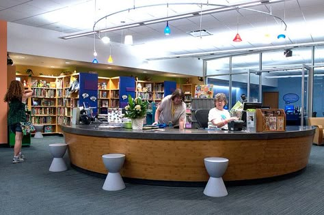 Circulation desk in the middle of the space rather than against the wall. The chairs make it inviting to sit and chat or get help. School Library Circulation Desk, Library Circulation Desk, 21st Century Classroom Design, Collaborative Learning Spaces, Circulation Desk, Library Renovation, Office Decor School, Library Design Ideas, School Library Design