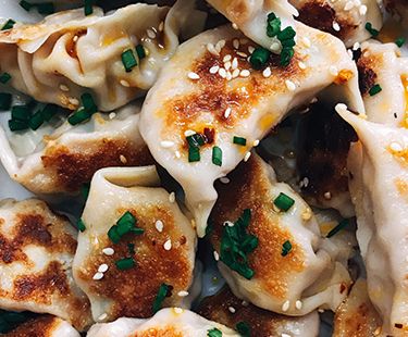 La recette des gyozas de Stéphanie Le Quellec | AD Magazine Vegetarian Dumplings Recipe, Edamame Succotash, Vegetarian Dumpling, Dumpling Recipes, Vegetable Dumplings, Puff Pastry Desserts, Honey Sauce, Books For Sale, Ad Magazine