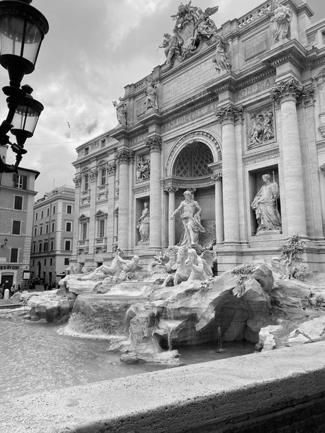 Rome Black And White, Ancient Rome Aesthetic, Italia Aesthetic, Roman Painting, Black And White Building, European Architecture, Italy Photography, Trevi Fountain, Phone Screens