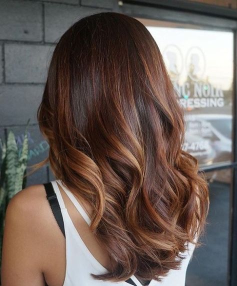 long dark brown hair with auburn balayage Balayage Auburn, Brown Auburn Hair, Baylage Hair, Auburn Balayage, Balayage Brown, Auburn Highlights, Fall Hair Color Trends, Tousled Hair, Hair Color Auburn