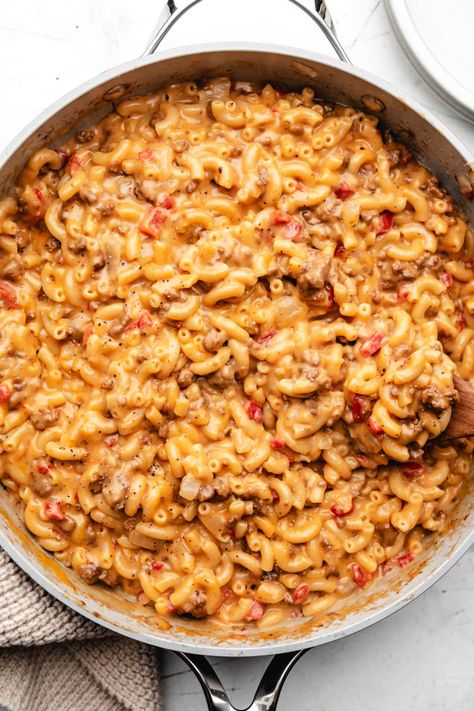 Cheeseburger macaroni recipe makes easy, cheesy hamburger mac in about 30 minutes. This one-pot pasta recipe couldn't be easier! Hamburger Macaroni Recipes, Cheese Burger Macaroni, Easy Dinner Ideas For Kids, Hamburger Mac, Kid Dinner, Recipes For Family Dinner, Dinner Ideas For Kids, Back To School Recipes, Easy Dinners For Kids