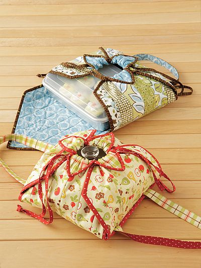 Keep Food Warm with an Insulated Carrier - Quilting Digest Casserole Carrier Pattern, Carrier Pattern, Fat Quarter Projects, Casserole Carrier, Food Carrier, Kate Spade Inspired, Beginner Sewing Patterns, Keep Food Warm, Wrap Carrier