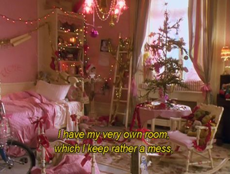 Eloise At The Plaza Christmas, Eloise At The Plaza Bedroom, Eloise Bedroom, Eloise Christmas, Christmas Bedroom Aesthetic, Eloise At Christmastime, Eloise At The Plaza, Requiem For A Dream, Room Goals