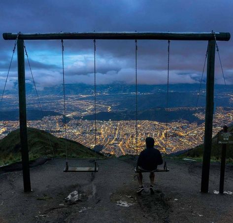 Columpio del Teleférico, Quito, Ecuador Quito Ecuador, Quito, Dream Destinations, World Traveler, America Travel, Places Around The World, Aesthetic Backgrounds, Travel Around The World, Dream Vacations