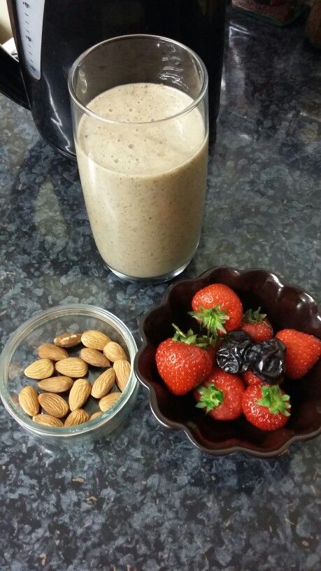 7th Roza Iftar: date smoothie, almonds, and few strawberries. Date smoothie: I had some frozen banana so I added this to my shake which had 5 small dates, milk, 1 tbsp chia seeds, 1 tsp ground cinnamon, and drop of vanilla essence. Very yummy! #cleaneating #healthy #healthyrecipes Roza Iftar Image, Banana Shake Snap, Smoothie Snapchat, Date Milk, Ramadan Aesthetic, Fake Post, Daily Snap, Shake Recipes Healthy, Delicious Food Image