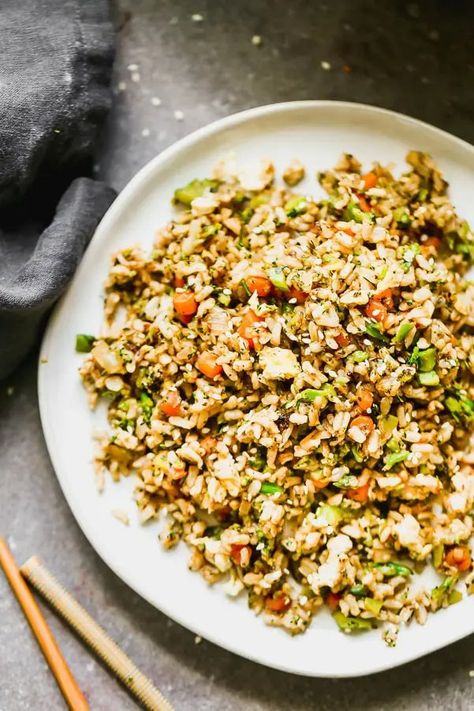 Broccoli Fried Rice is an easy Asian side that's healthy, hearty and the perfect way to get your family to eat their veggies! Broccoli Rice Bowl, Broccoli Fried Rice, Healthy Fried Rice, Broccoli Pizza, Ramen Salad, Veggie Fried Rice, Cooking Jasmine Rice, Carrot Greens, Easy Asian