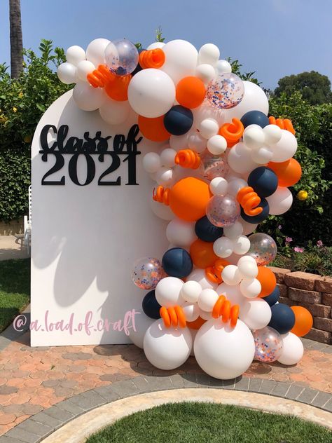 Grad Float Ideas, Graduation Party Simple Decor, Simple Graduation Decorations At Home, Graduation Balloon Ideas High Schools, House Graduation Party Decor, Morgan State Graduation Party, Graduation Party Decor For Men, Cute Graduation Decorations, 2023 Graduation Backdrop