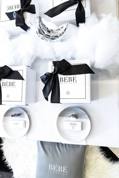 Babby Shower, Black And White Balloons, White Party Decorations, Monochrome Baby, Bear Baby Shower Theme, Winter Elements, Hot Air Balloon Decorations, Grey Baby Shower, White Baby Showers