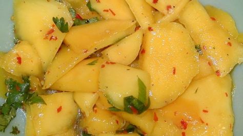 Spicy Mango Salad Spicy Mango Salad, Salad Macaroni, Salsa Picante, Mango Salad, Mango Recipes, Healthy Side, Mango Salsa, Summer Entertaining, Food Places