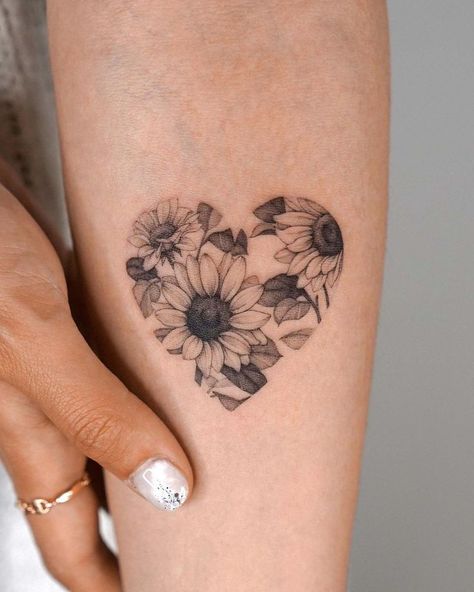 Heart Tattoo Ideas, Daisy Tattoo Designs, Sunflower Tattoo Small, Daisy Tattoo, Pieces Tattoo, Incredible Tattoos, Sunflower Tattoos, Cute Tattoos For Women, Sunflower Tattoo Design