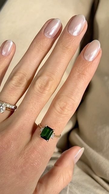 Jelena Weir 🌙 on Instagram: "Hailey Bieber started this trend of glazed donut nails, and it’s everywhere! Pretty sure my nail artist used different base and top coats for me but here is how to get the look: opi - stay strong base coat opi gel color - funny bunny (1 or 2 layers) opi- stay shiny top coat opi chrome effect - tin man can The green ring is by @chupi #haileybiebernails #haileybiebernailtrend #donutglazenails" Shiny Green Nails, Glazed Donut Nails Short, Opi Tin Man Can, Gel Lak Nails, Nails Opi Gel, Opi Chrome, Elopement Hair, Glazed Donut Nails, Donut Nails