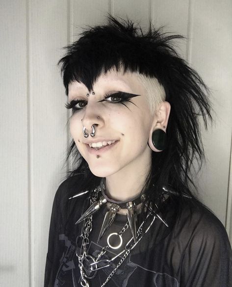 Goth Punk Hairstyles, Goth Punk Hair, V Bangs Mullet, Deathhawk With Bangs, Goth Shaved Sides, Goth Mullet Shaved Sides, Female Punk Hairstyles, Gothic Mullet, Goth Undercut