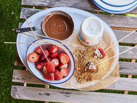 Campfire Fondue, Campfire Strawberries, Strawberry Smores, Appertiser Ideas, Camping Inspo, Backpacking Recipes, Campfire Snacks, Strawberry Bites, Backyard Campout