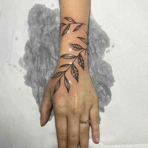 Vine Tattoos For Men, Tattoo Main, Wrap Tattoo, Ankle Tattoos For Women, Armband Tattoo Design, Stylish Tattoo, Vine Tattoos, Hand Tattoos For Women, Wrist Tattoos For Women