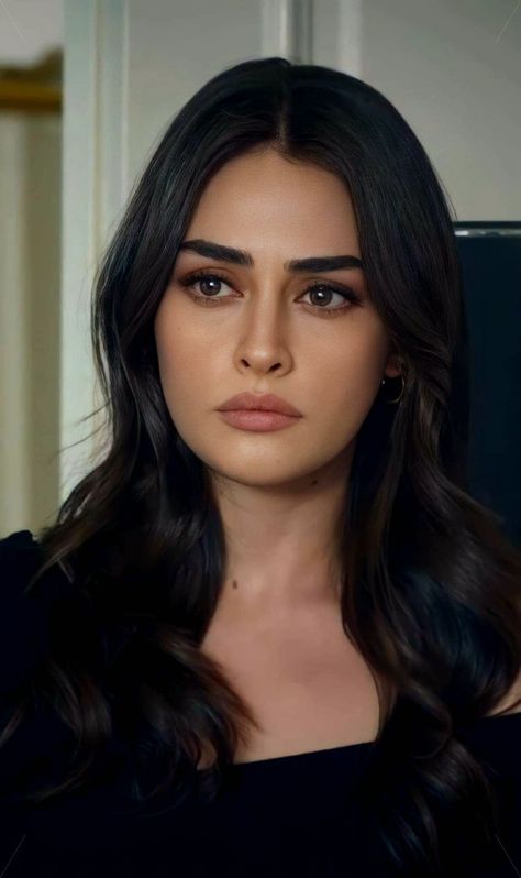 Ersa Bilgic, Turkey Women, American Makeup, Turkish Actress, Turkish Actresses, Turkish Women Beautiful, Minimal Makeup, Tv Show Outfits, Hair Styler