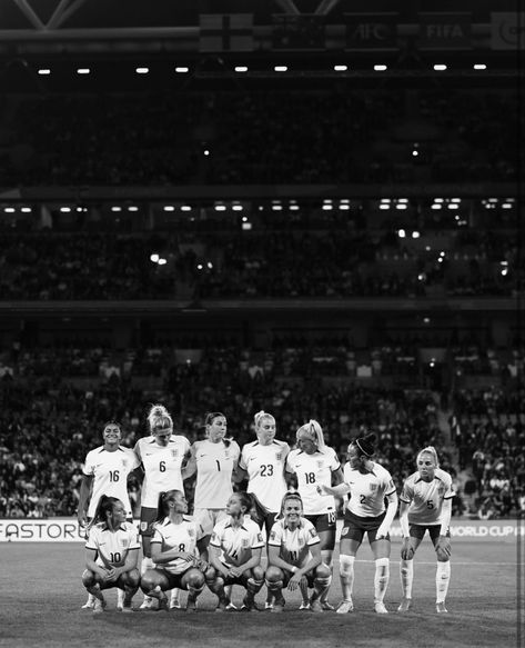 Woman Football Aesthetic, England Women’s Football, Football Women Aesthetic, Women Football Aesthetic, England Womens Football Wallpaper, Edie Core, Womens Soccer Aesthetic, Womens Football Aesthetic, Womens Football Wallpaper