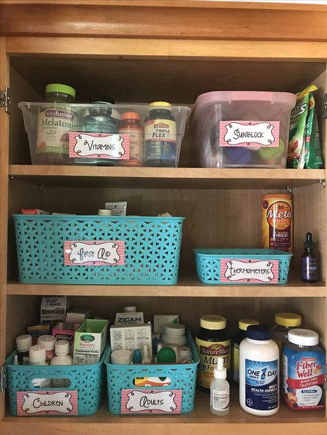 Organized Medicine Cabinet Med Organization, Apartment Closet Organization, Diy Medicine, Bathroom Closet Organization, Organizing Linens, Medicine Cabinet Organization, Closet Hacks Organizing, Bathroom Hacks, Medicine Organization