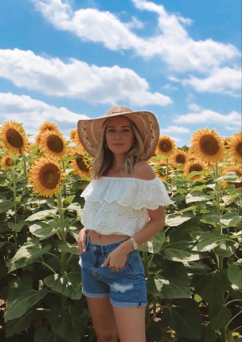 Sunflower Garden Photoshoot, Outfits For Sunflower Field Pictures, Sunflower Field Photoshoot Outfits, Sunflower Pics, Sunflower Shoot, Sunflower Photos, Sunflower Field Pictures, Field Pictures, Sunflower Hat