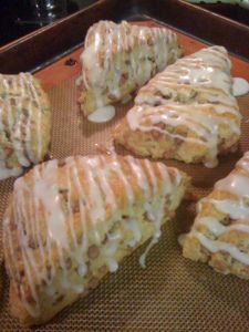 Starbucks Cinnamon chip Scones-made these last night-so yummy! (found Hershey Cinnamon Chips at Winco this weekend on Sale) Cinnamon Chip Scones, Scone Recipes, Hp Sauce, Cinnamon Scones, Scones Recipe Easy, Cookie Sandwich, Copycat Starbucks, Scones Recipe, Breakfast Sweets