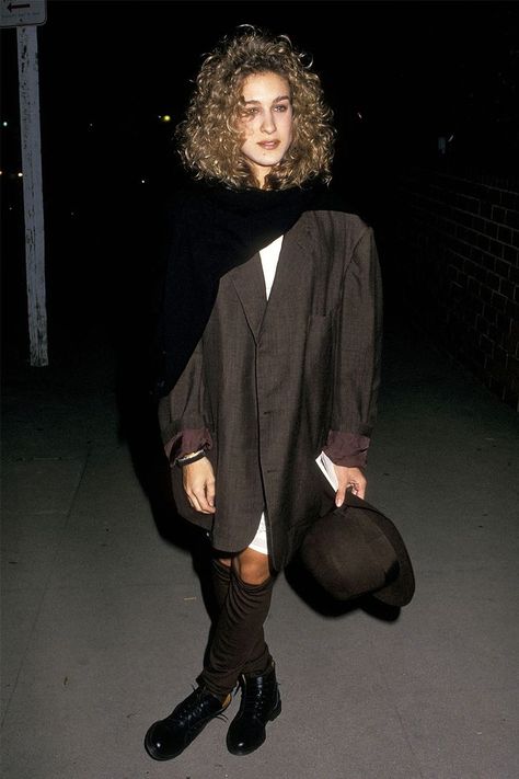 Sarah Jessica Parker's '80s Style Is Something I Think About a Lot Sarah Jessica Parker Winter Style, Cher 80s Style, Sarah Jessica Parker 80s, Sarah Jessica Parker 90s, Sjp Outfits, Sarah Jessica Parker Outfits, Vintage Blazer Outfit, Casual Cocktail Outfit, 80s Street Style