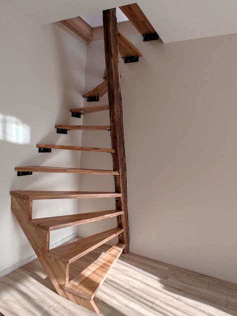 Stair Bookshelf, Spiral Stairs Design, درج السلم, Loft Staircase, Asma Kat, Tiny House Stairs, Loft Stairs, Stairway Design, Hemma Diy