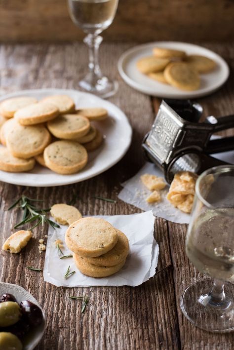 Parmesan Shortbread Biscuit - Butter, flour and parmesan (rosemary optional) is all you need to make these perfectly buttery, crumbly shortbread biscuits. Biscuit Butter, Parmesan Shortbread, Tin Eats, Savory Breads, Easy Recipies, Festive Appetizers, Shortbread Biscuits, Savoury Biscuits, Biscuit Recipes