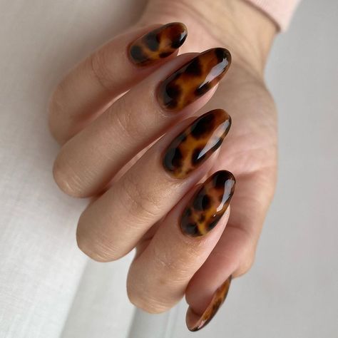 Tiffany Abbigaile Beauty on Instagram: “Tortoiseshell on my natural nails 🐢 ⠀ Using everything from @the_gelbottle_inc : Glass Yellow Jet Black Chocolate Extreme Shine Top…” Nails Turtle Shell, Toirtoshell Nails, Gel Nails Yellow, Rust Nails, Tortoiseshell Nails, Brown Nails Design, Natural Nail Designs, Black Chocolate, Nails Today