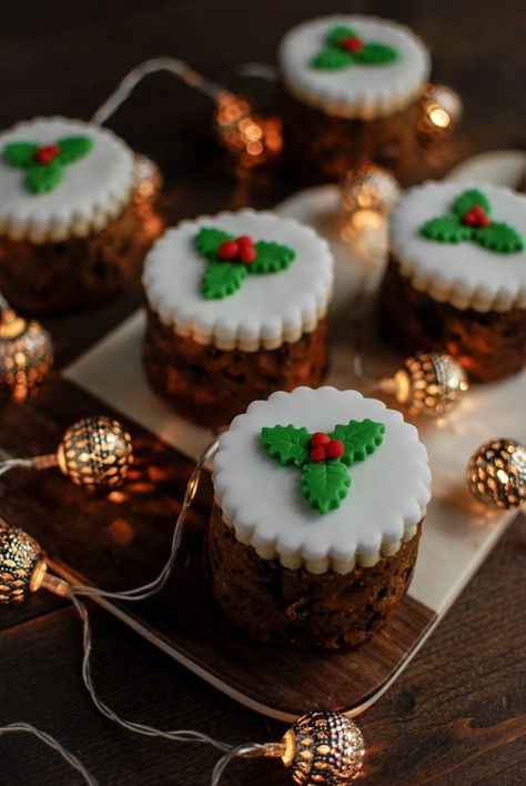 Mini Christmas Cake Decorating Ideas, Pistachio Christmas, Xmas Cake Recipes, Christmas Cakes Images, Mini Christmas Cakes, Xmas Cakes, Bakers Delight, Christmas Buffet, Fruit Cake Christmas