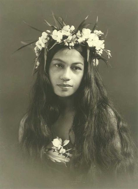 Hope You All Enjoy Another 25 Stunning Pictures of Random Woman From Around the World Mostly Well Over 100 Years Ago. - Imgur Tahiti Nui, Hawaiian Woman, Flowers In Her Hair, Hawaiian Art, Polynesian Culture, Vintage Hawaii, Foto Vintage, Foto Art, Vintage Portraits